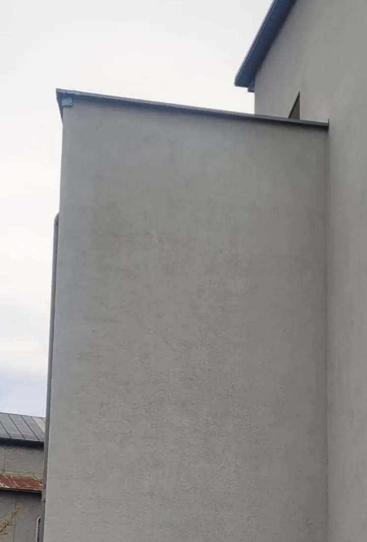 Dieselbe Giebelwand nach der Reinigung ohne Grünbelag