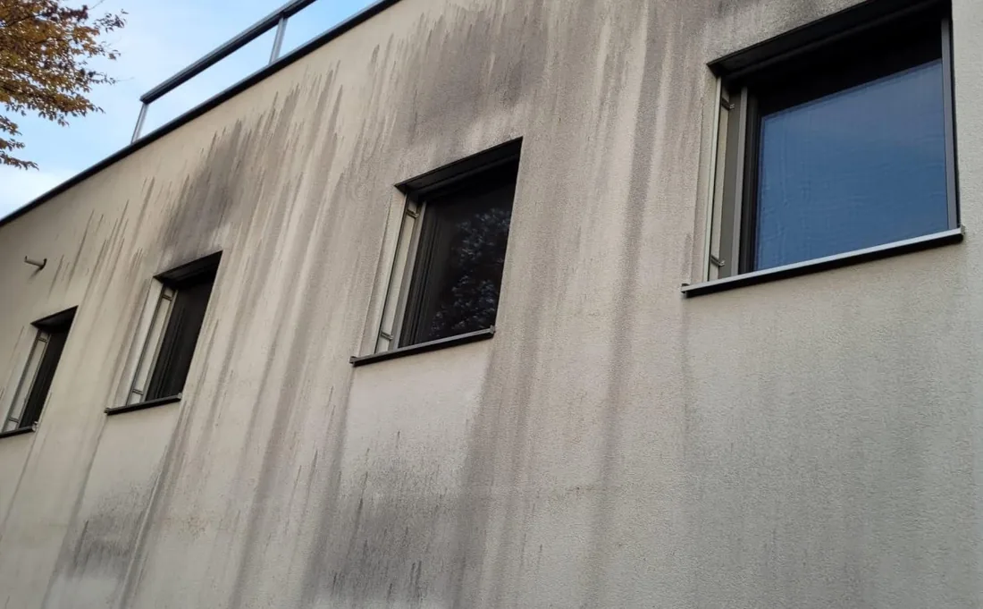 Bürogebäude mit starken senkrechten Schmutzstreifen an der Fassade
