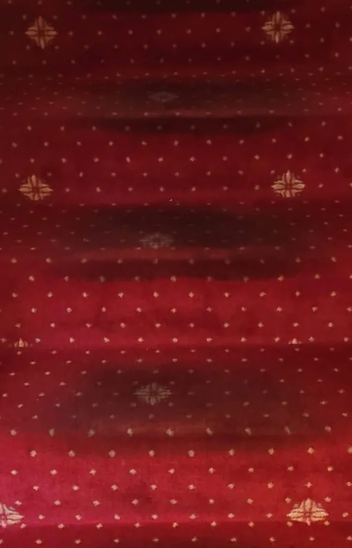 Roter Stiegenteppich mit dunklen Laufspuren und Flecken vor der Reinigung