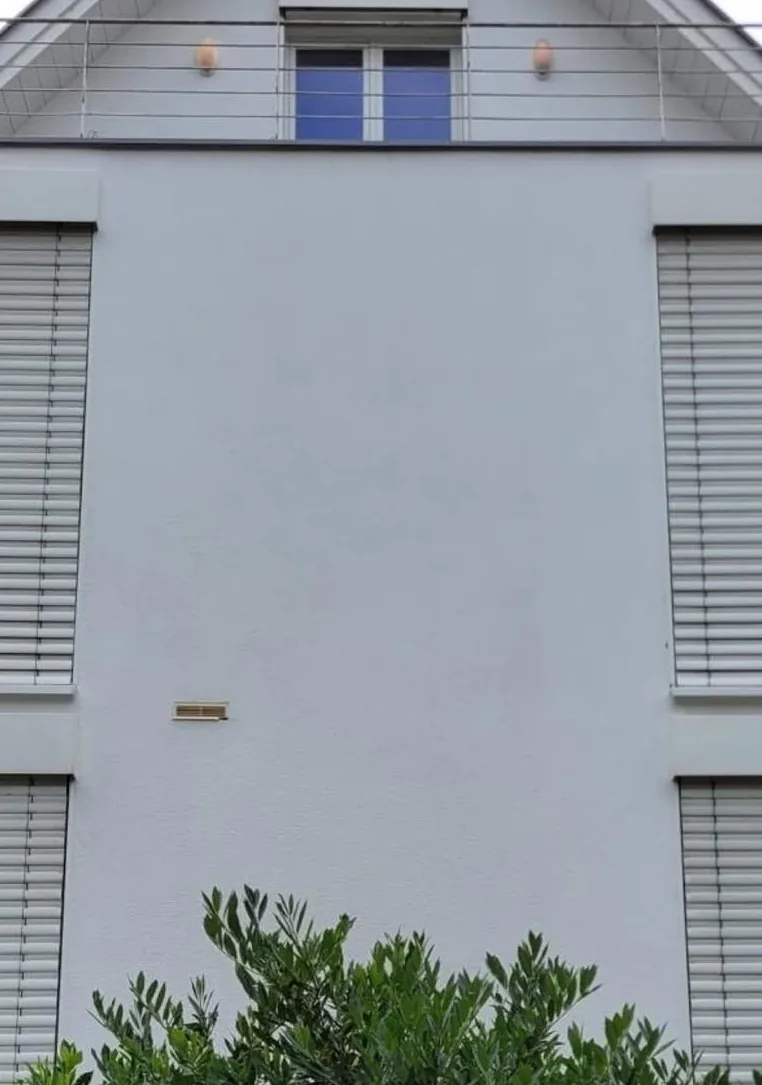 Dieselbe Fassade nach der Reinigung, wieder gleichmäßig weiß