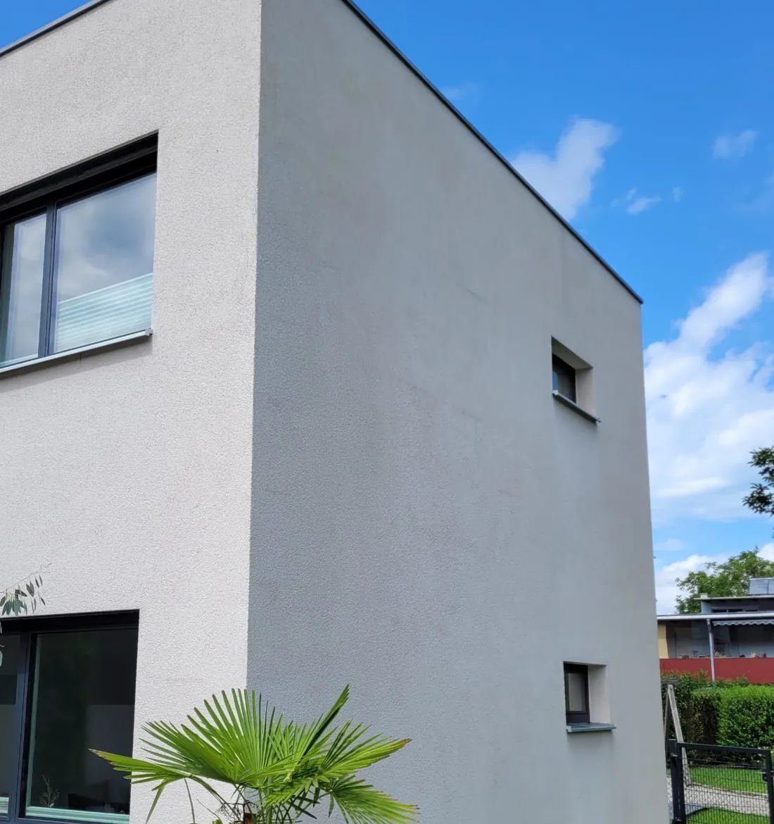 Dasselbe Wohnhaus nach der Fassadenreinigung mit wieder hellem, gleichmäßigem Putz