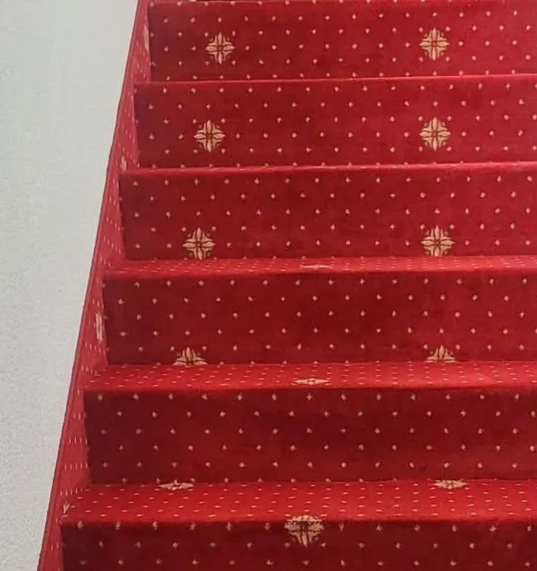 Roter Stiegenteppich nach der Tiefenreinigung mit wieder kräftiger Farbe
